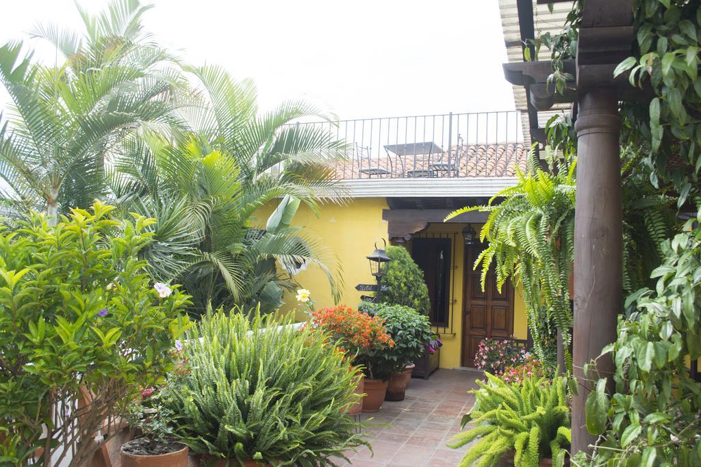 Don Valentino Hotel Antigua Bagian luar foto