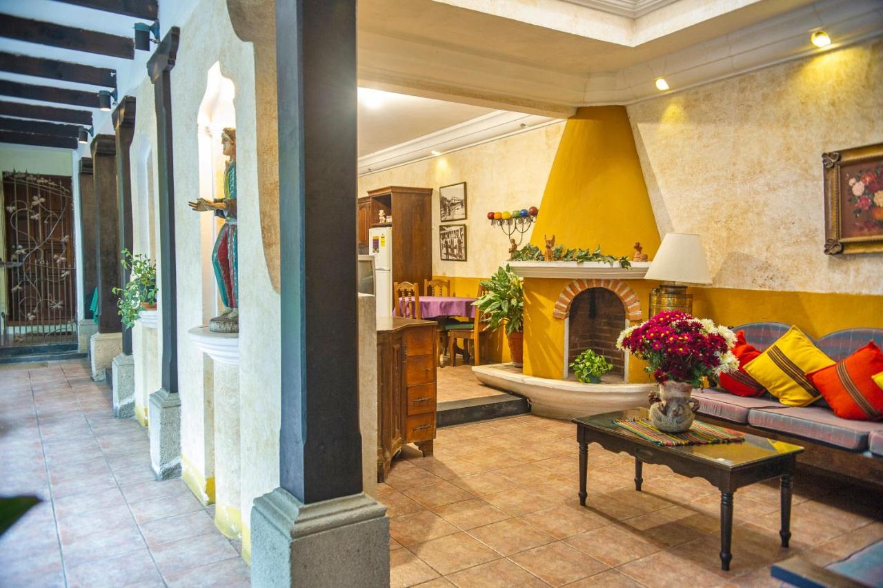 Don Valentino Hotel Antigua Bagian luar foto